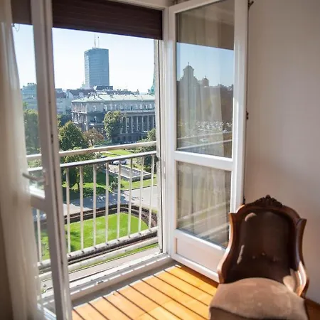 Apartment Sweet House Parlament *